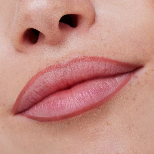 Essence 8H Matte Comfort Lipliner 02 Silky Hazelnut Essence 8H Matte Comfort Lipliner 02 Silky Hazelnut